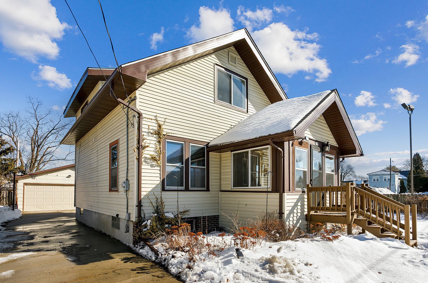 929 S 18th St, Manitowoc, WI 54220
