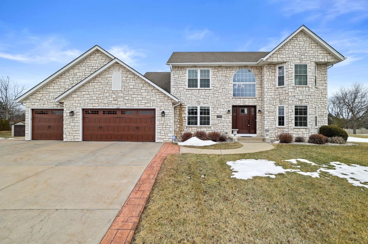 2080 Oak Ridge Ln, Oak Creek, WI 53154-3158