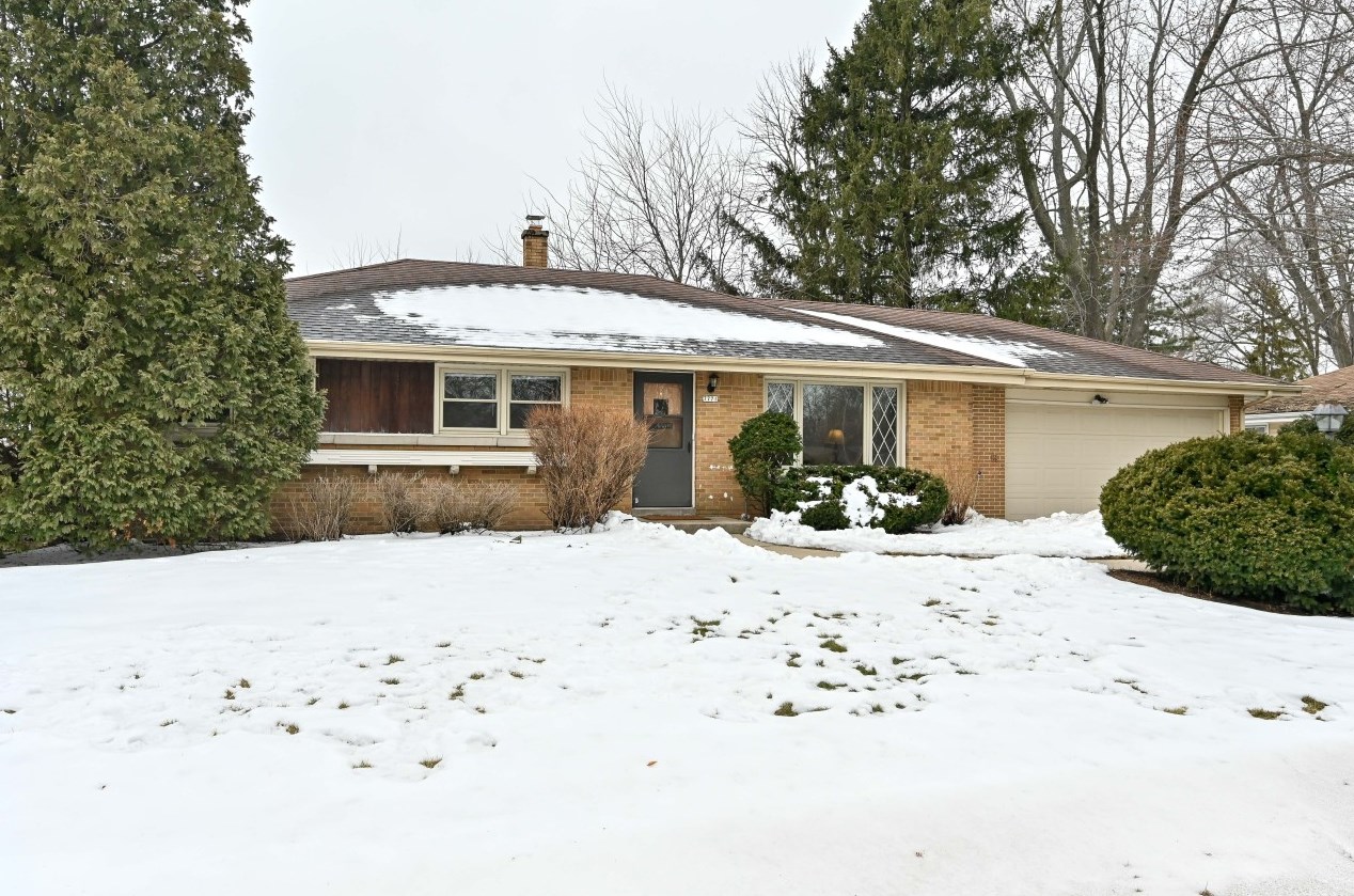 7771 Fairway Pl, Milwaukee, WI 53223-4324