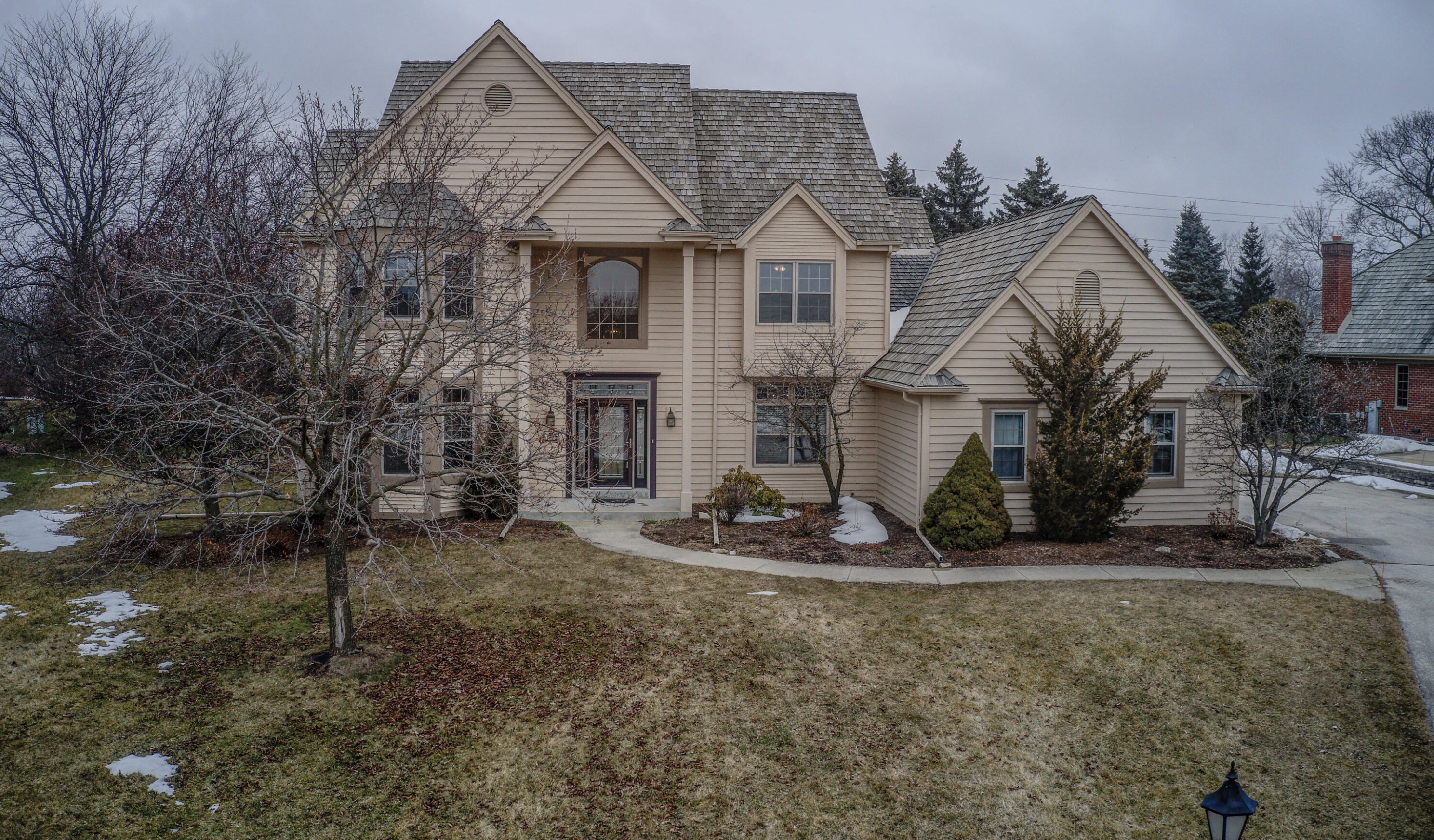 19120 Eton Ct, Brookfield, WI 53045-8124