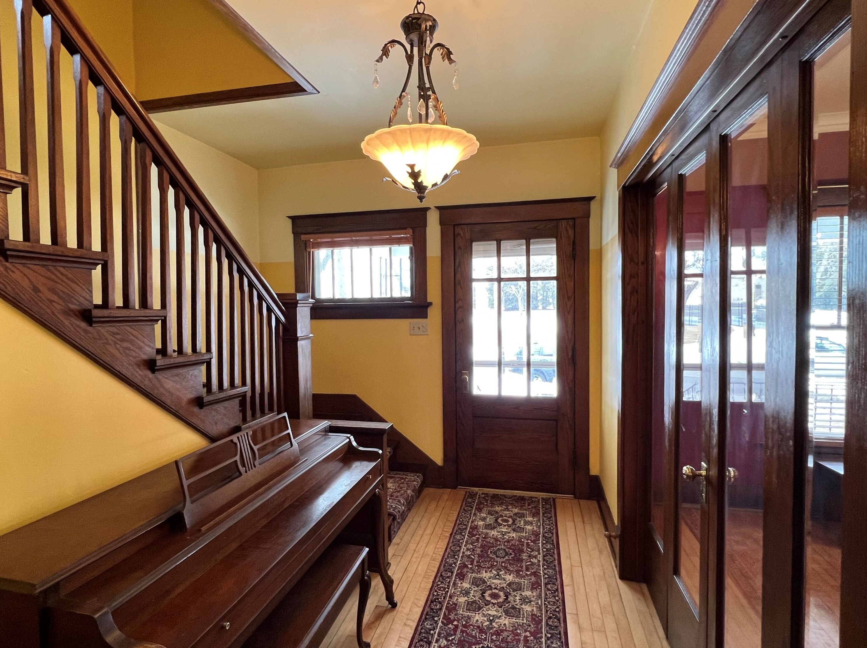 1326 S 8th St, Manitowoc, WI 54220