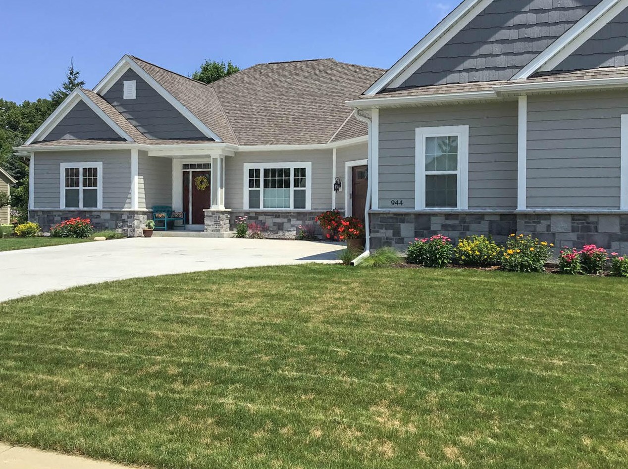 944 Mt Vernon Dr, Hartford, WI 53027-8650