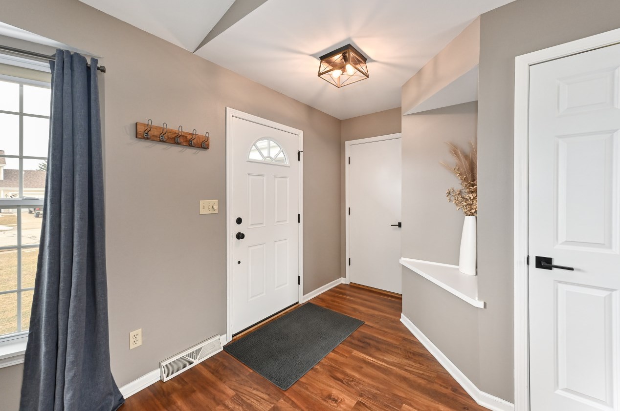 1088 Turnberry Dr, Pewaukee, WI 53072-2697