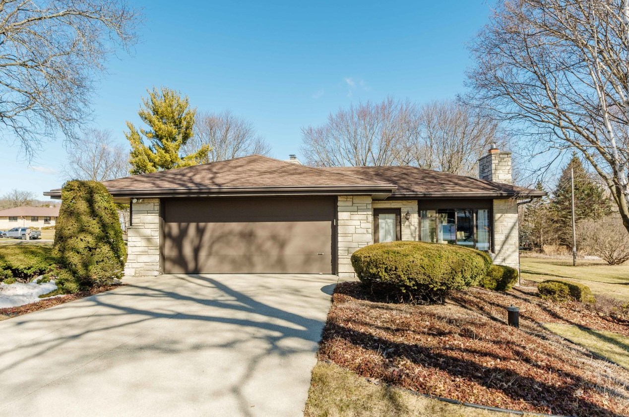 3900 Bradee Rd, Brookfield, WI 53005-2165