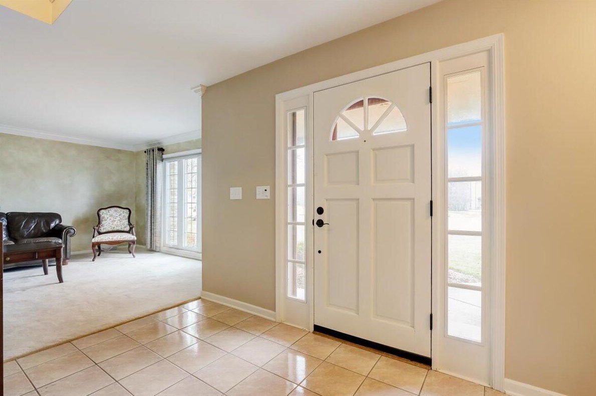 2273 S Woodshire Ct, Waukesha, WI 53151