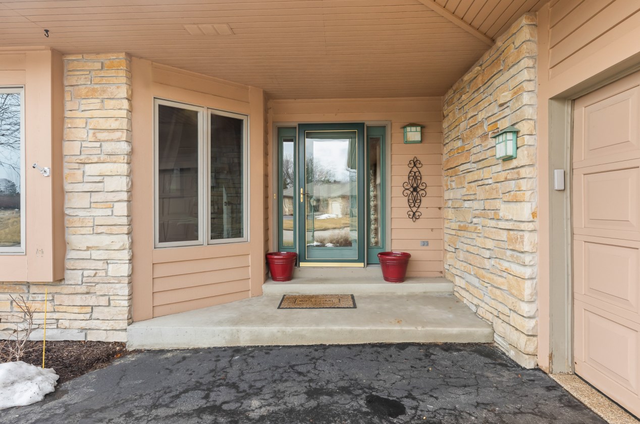 1001 N Pinegrove Ct, Chenequa, WI 53029