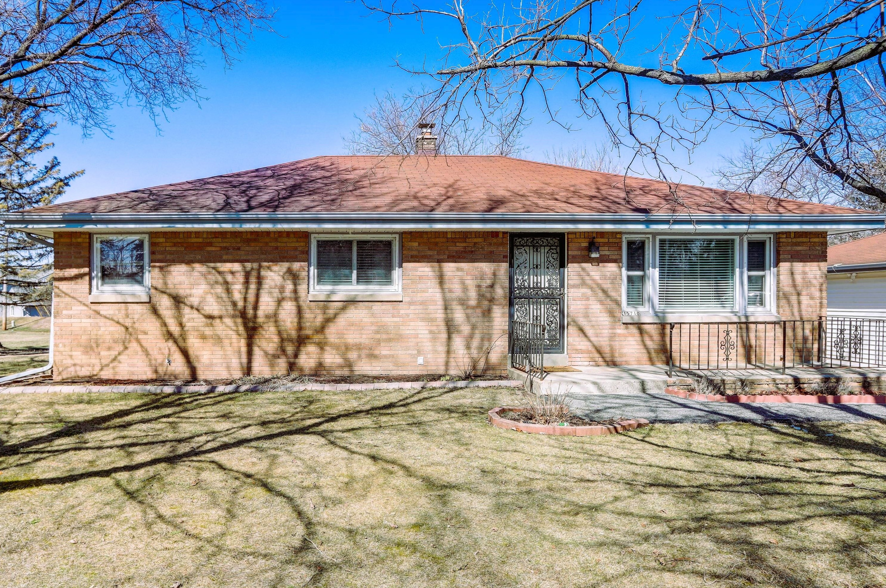 15710 W Robin Rd, Waukesha, WI 53151