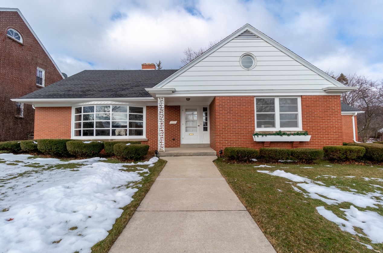 916 Orchard St, Racine, WI 53405-2322