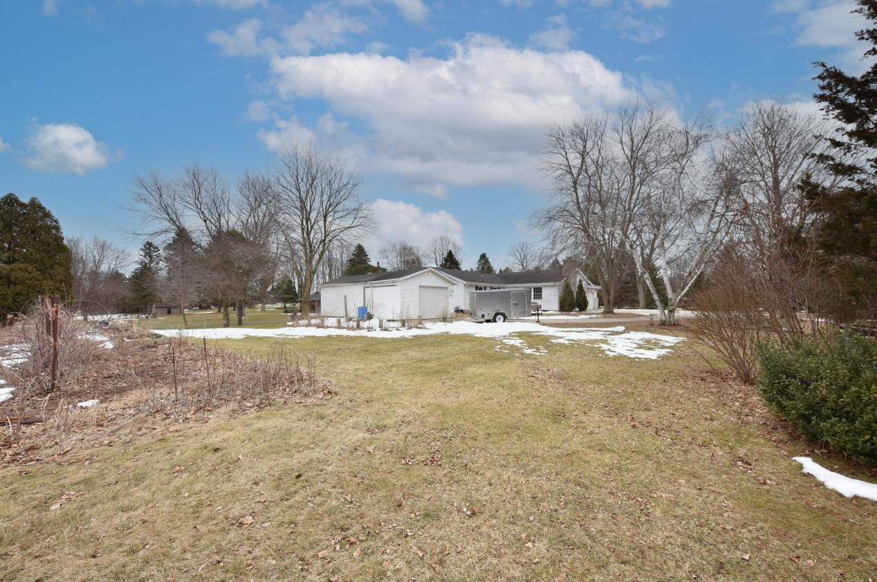 2452 County Rd, Grafton WI  53024-9658 exterior