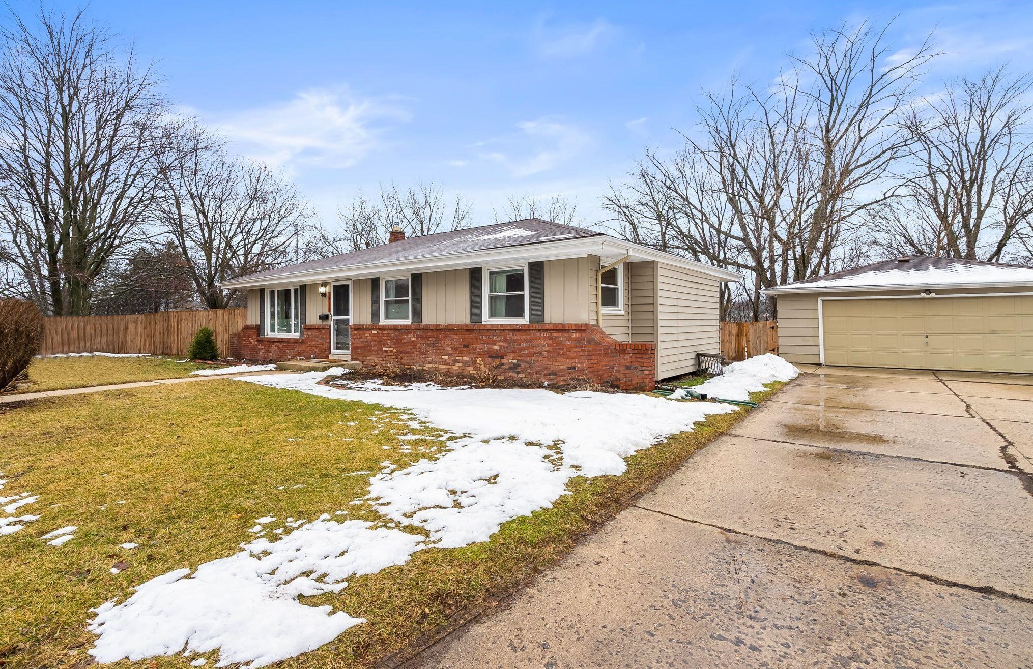 1711 Easy St, Waukesha, WI 53188
