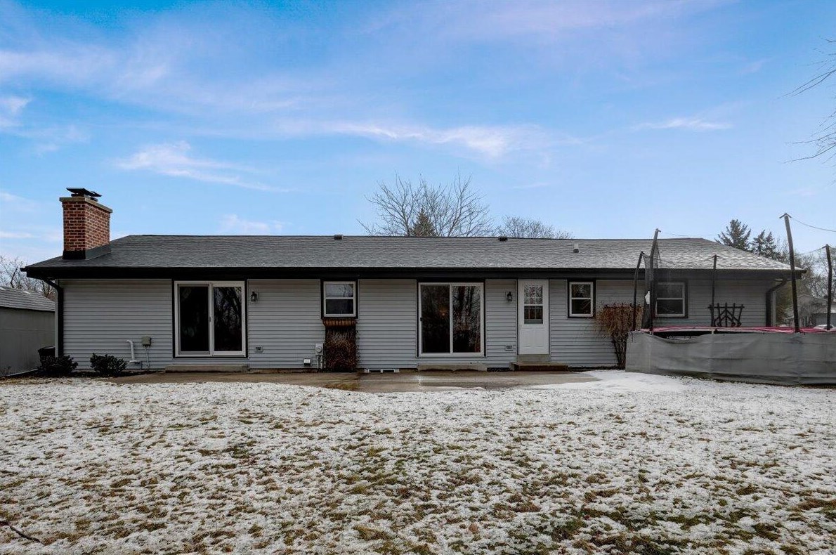 660 Surrey Ln, Chenequa, WI 53029-2530