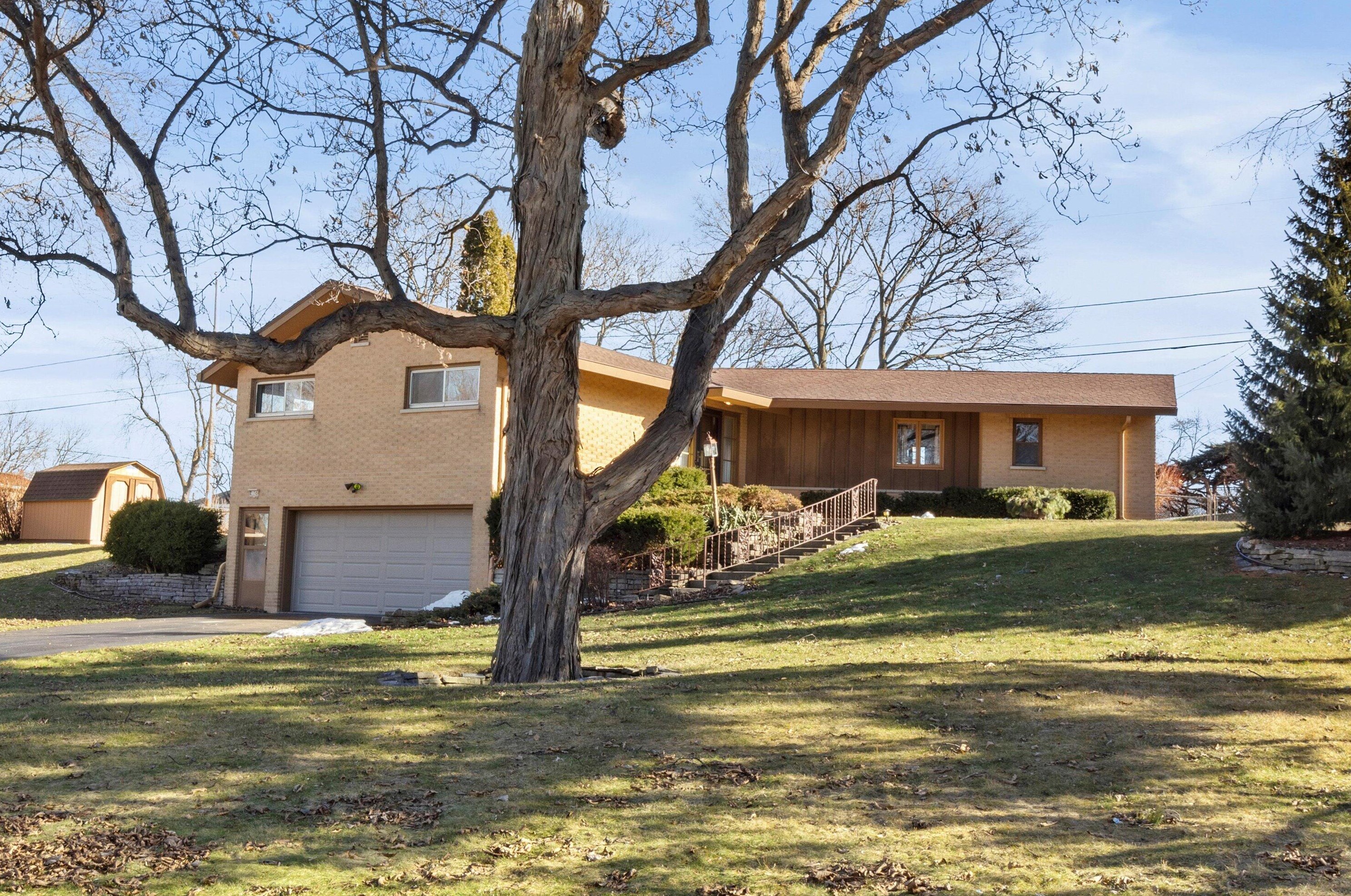 21745 Hillcrest Dr, Waukesha, WI 53186