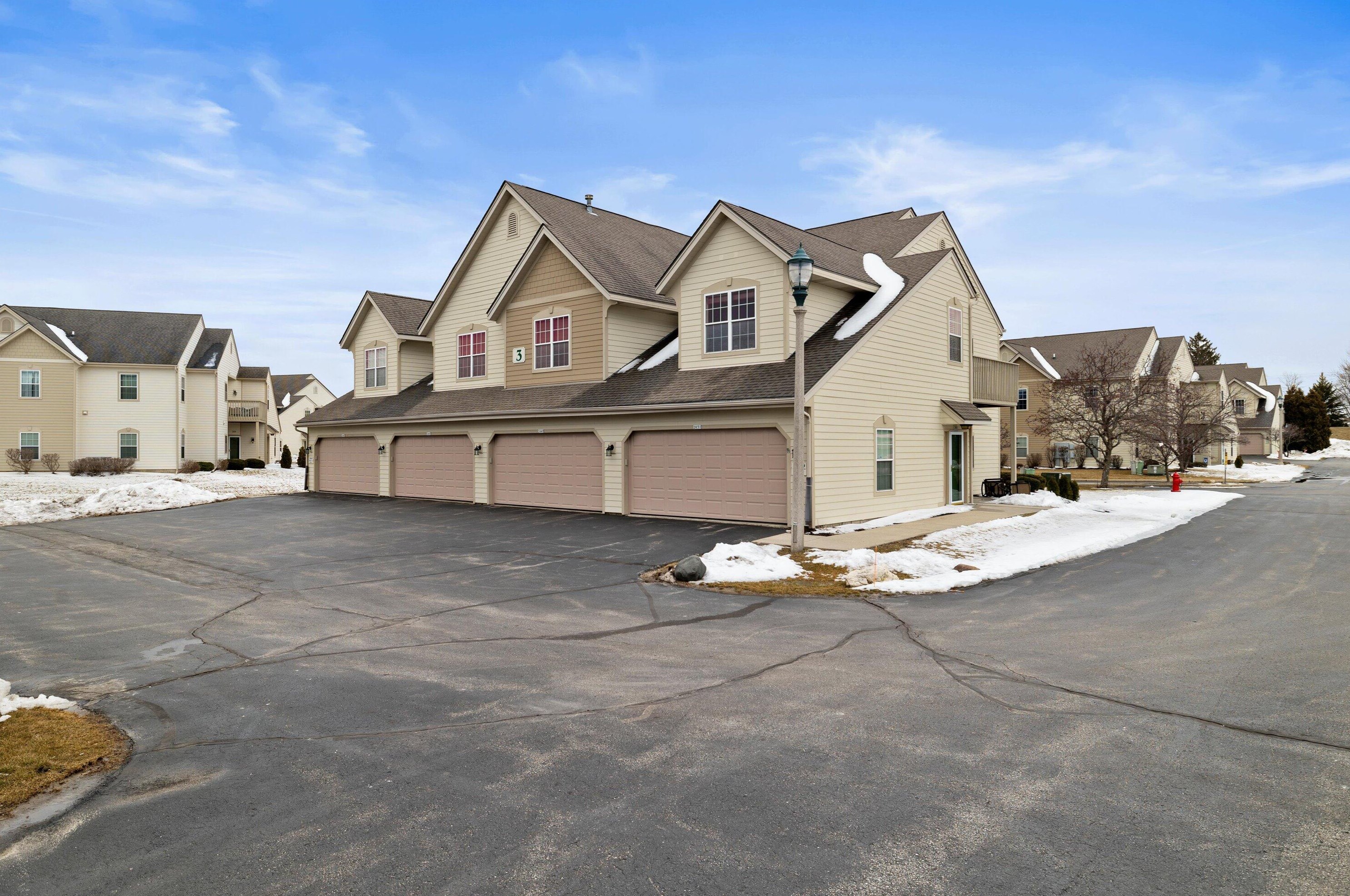 2645 W Honadel Blvd, Oak Creek, WI 53154