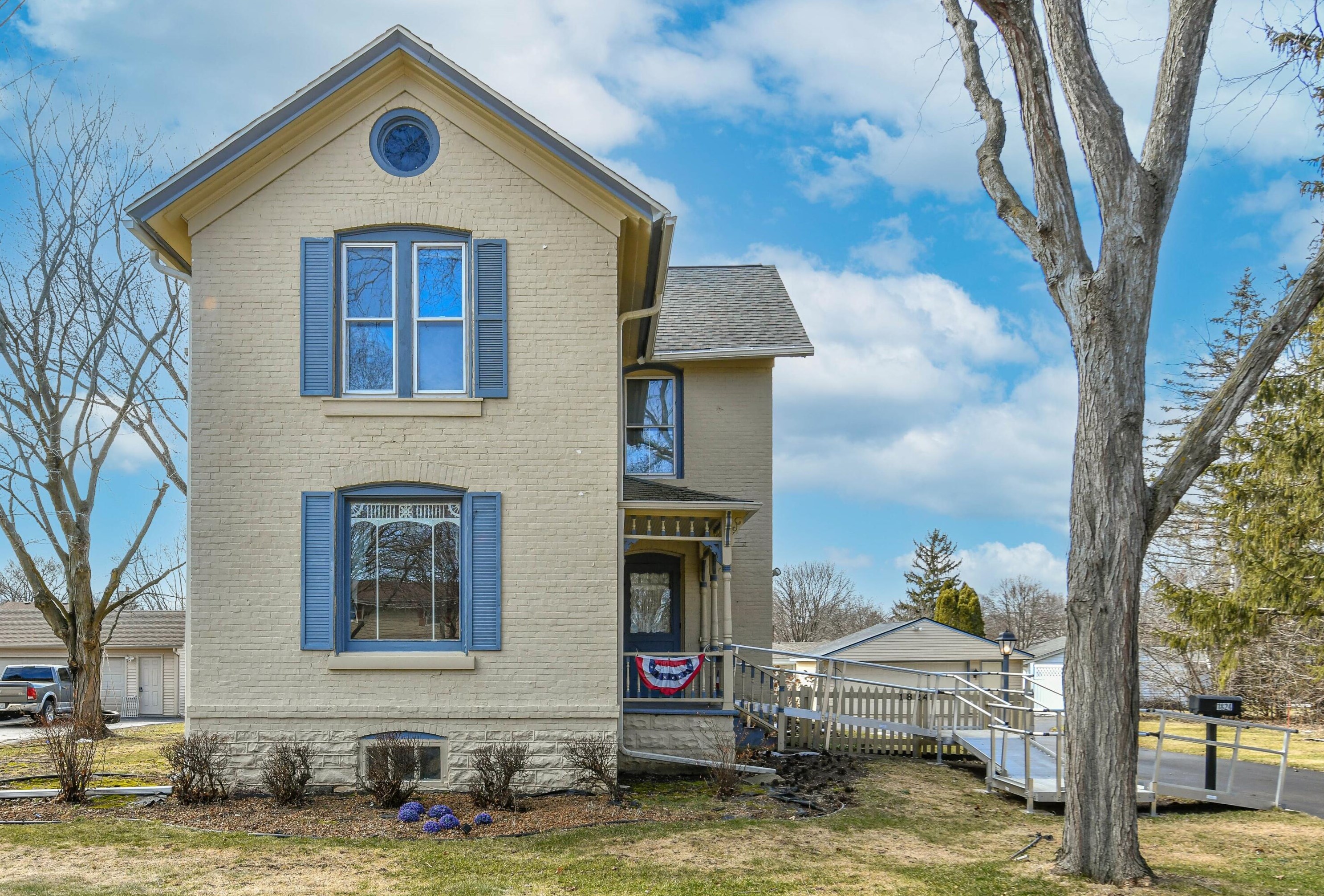 1824 Oakdale Dr, Waukesha, WI 53189