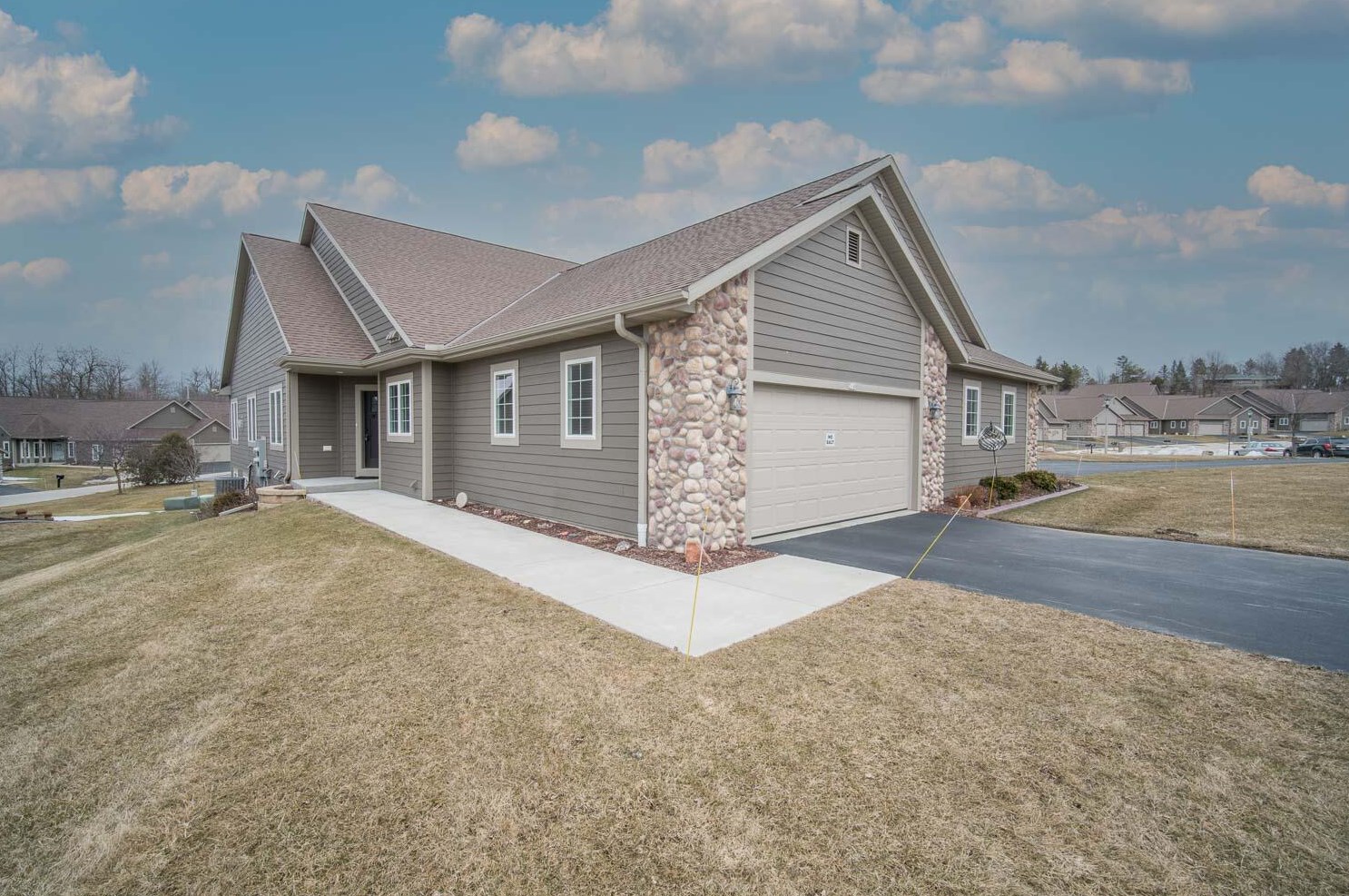 318 Woodford Dr, West Bend, WI 53090