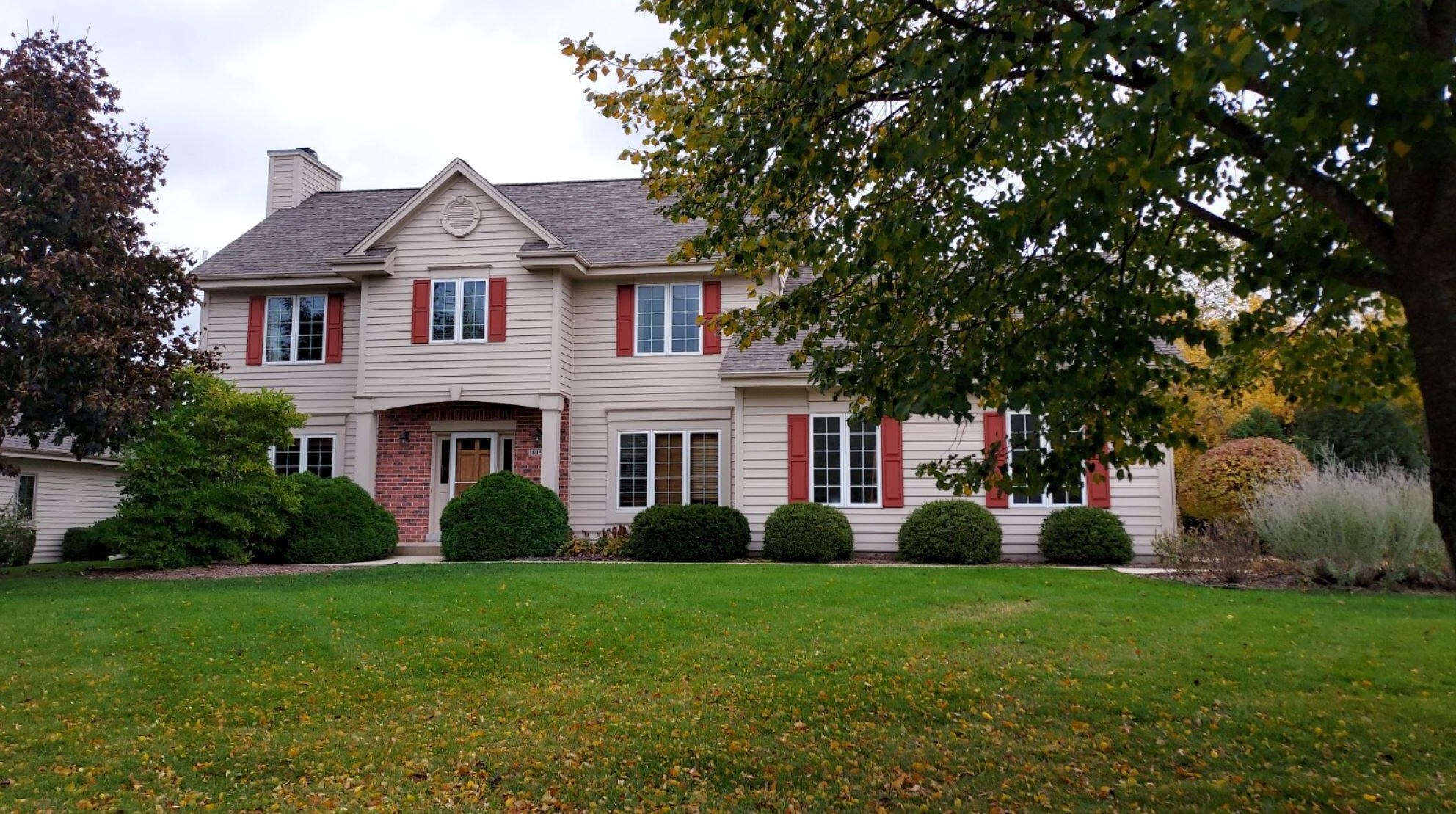 8157 Woodfield Dr, Hales Corners, WI 53132-8386