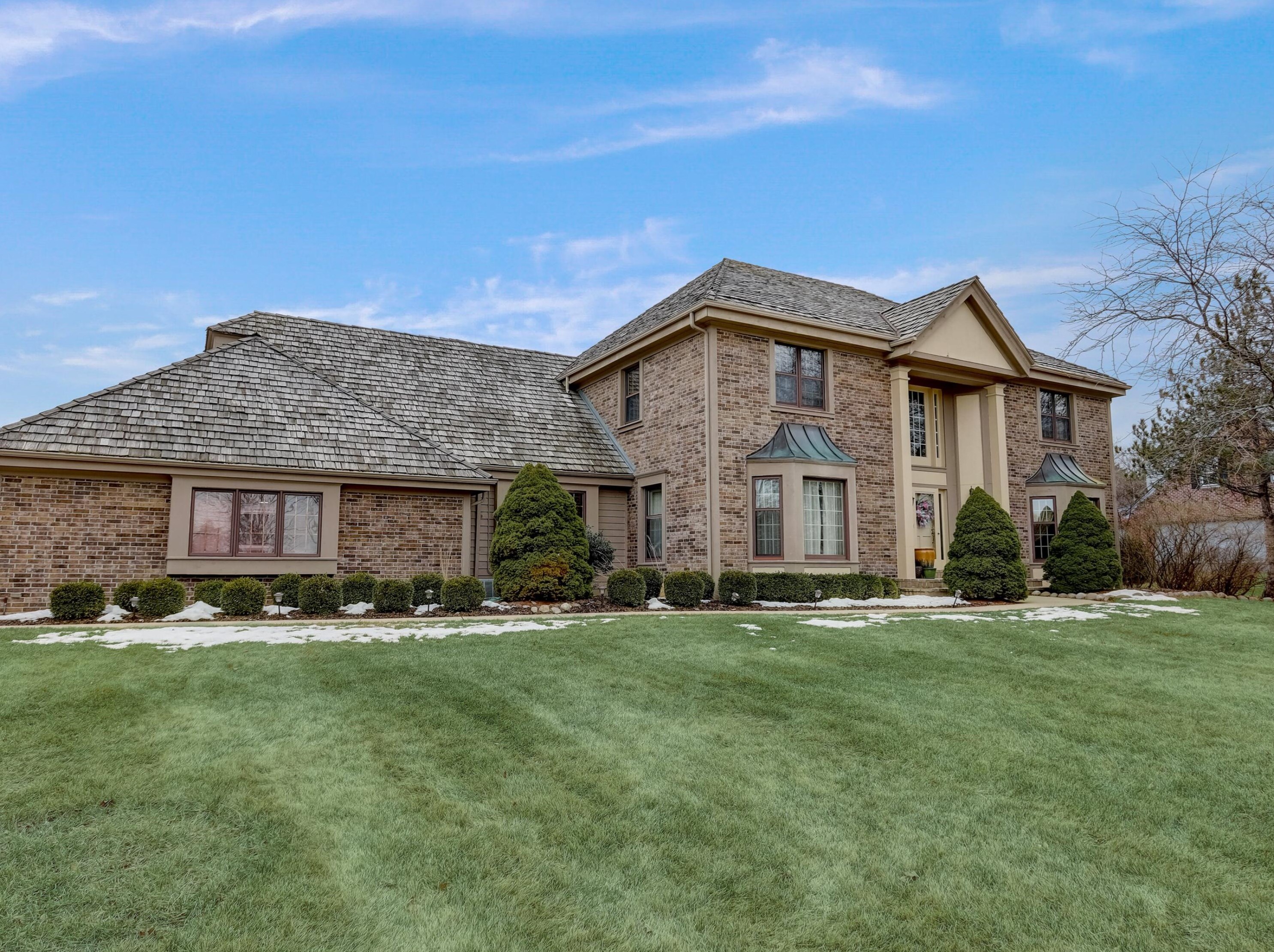 2715 W Country Club Dr, Thiensville, WI 53092