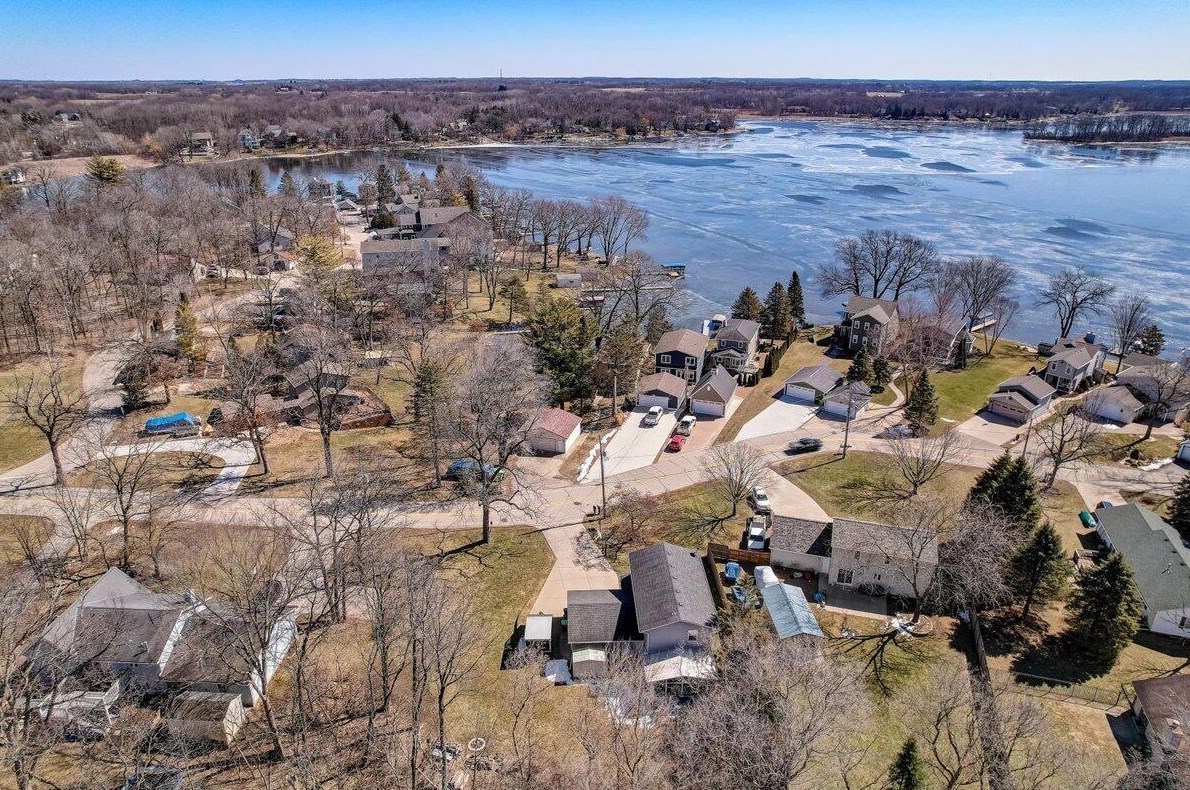 6424 N Tichigan Rd, Waterford, WI 53185