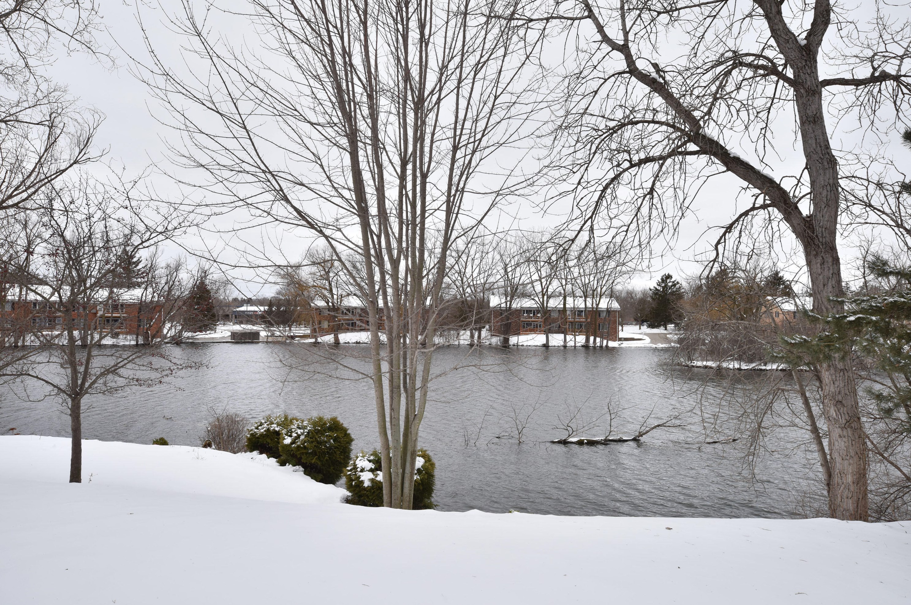 505 Lake Bluff Rd #d, Thiensville, WI 53092