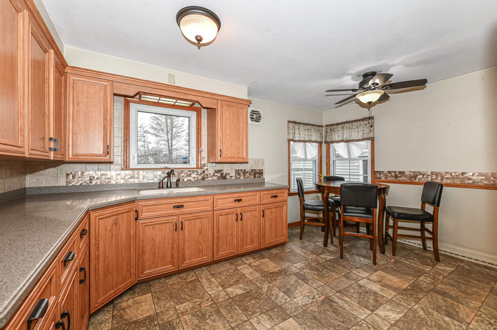 7215 W Freistadt Rd, Thiensville, WI 53092