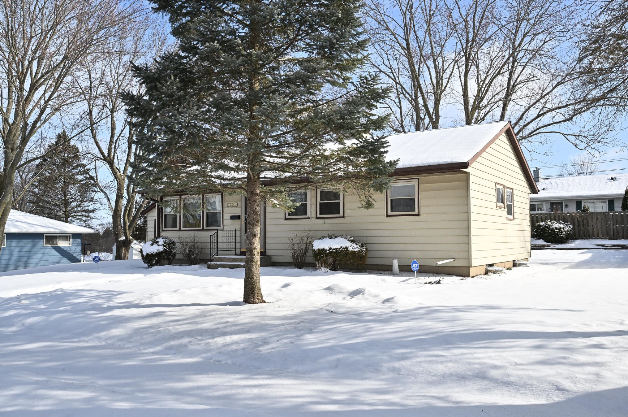 1517 Doral Ln, Waukesha, WI 53188