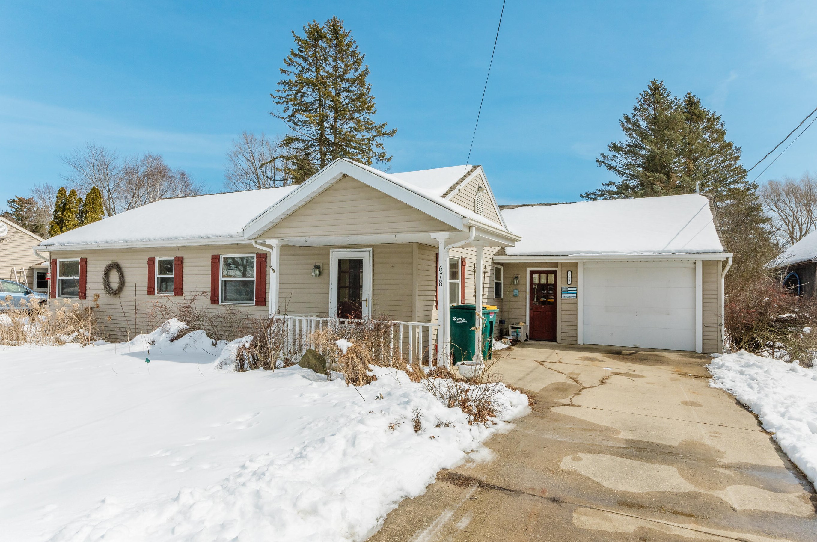 678 S Main St, Saukville, WI 53080