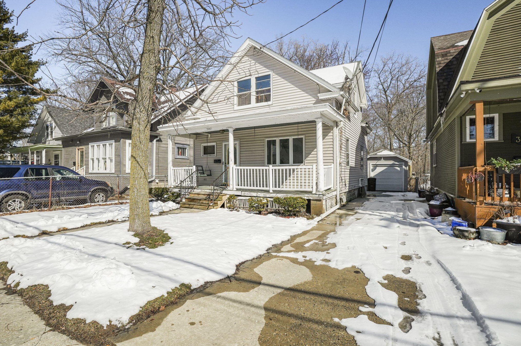 307 Blaine Ave, Racine, WI 53405-2011