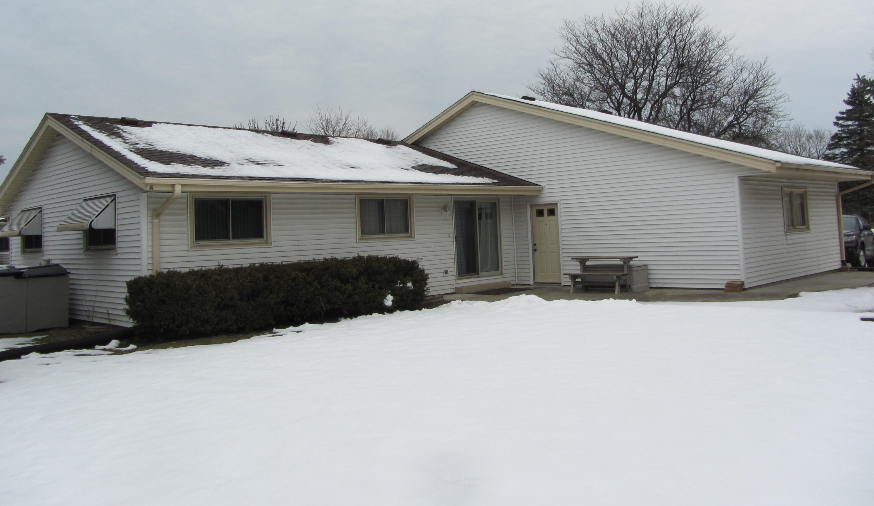 6079 Trail Ridge Dr, Greendale, WI 53129