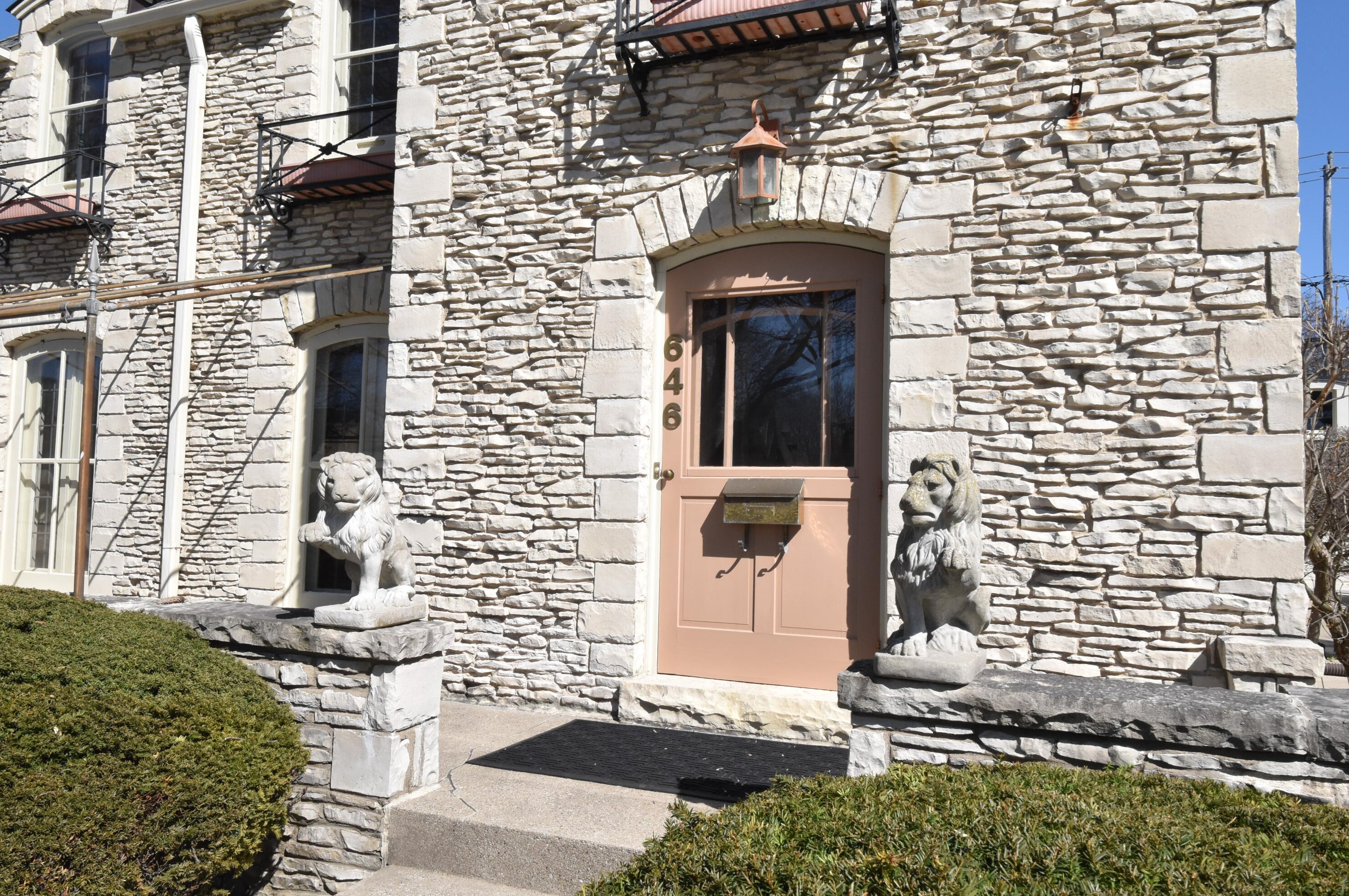 646 77 St, Milwaukee WI 53213-3511 exterior