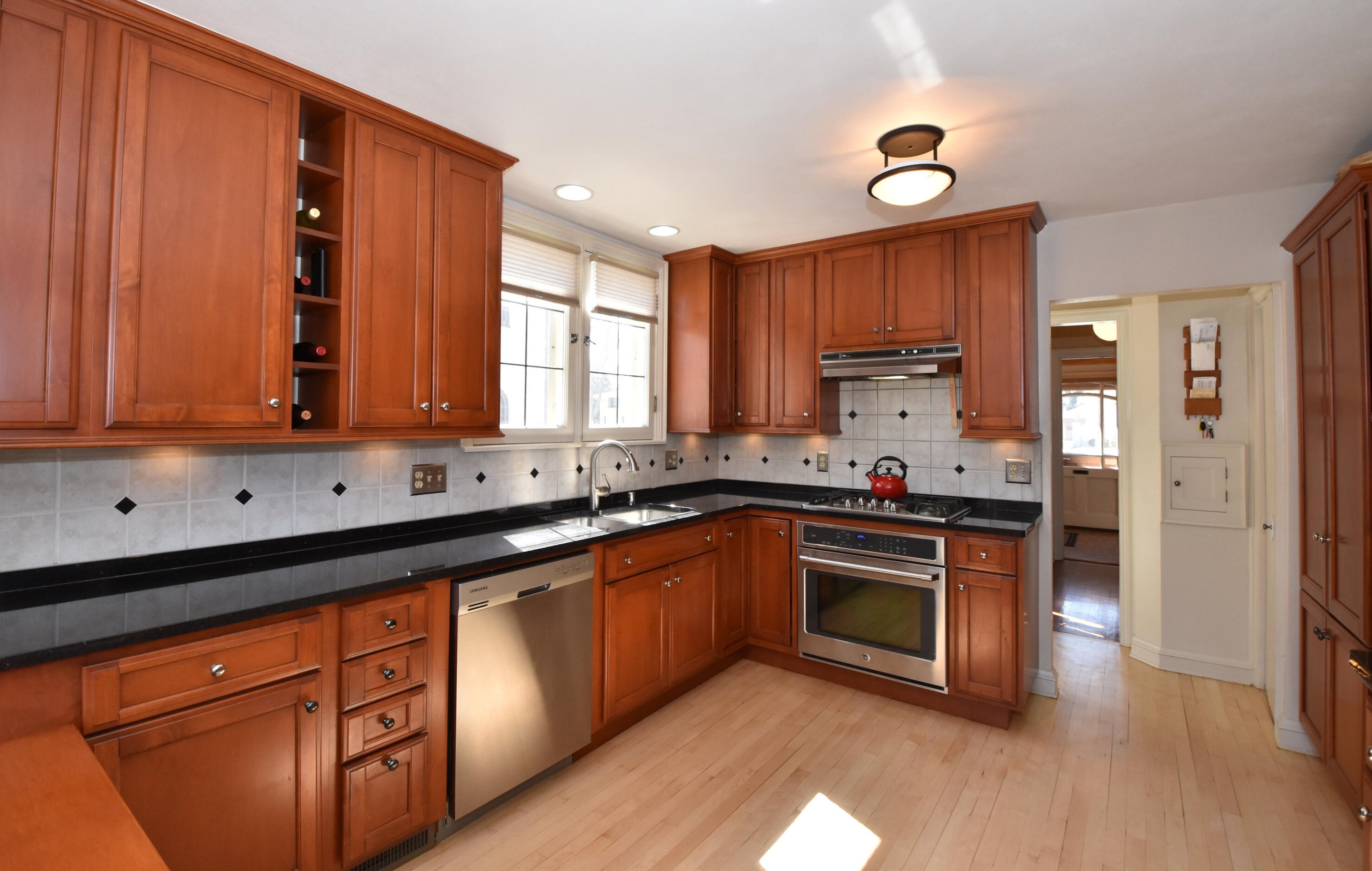 646 77 St, Milwaukee WI 53213-3511 exterior