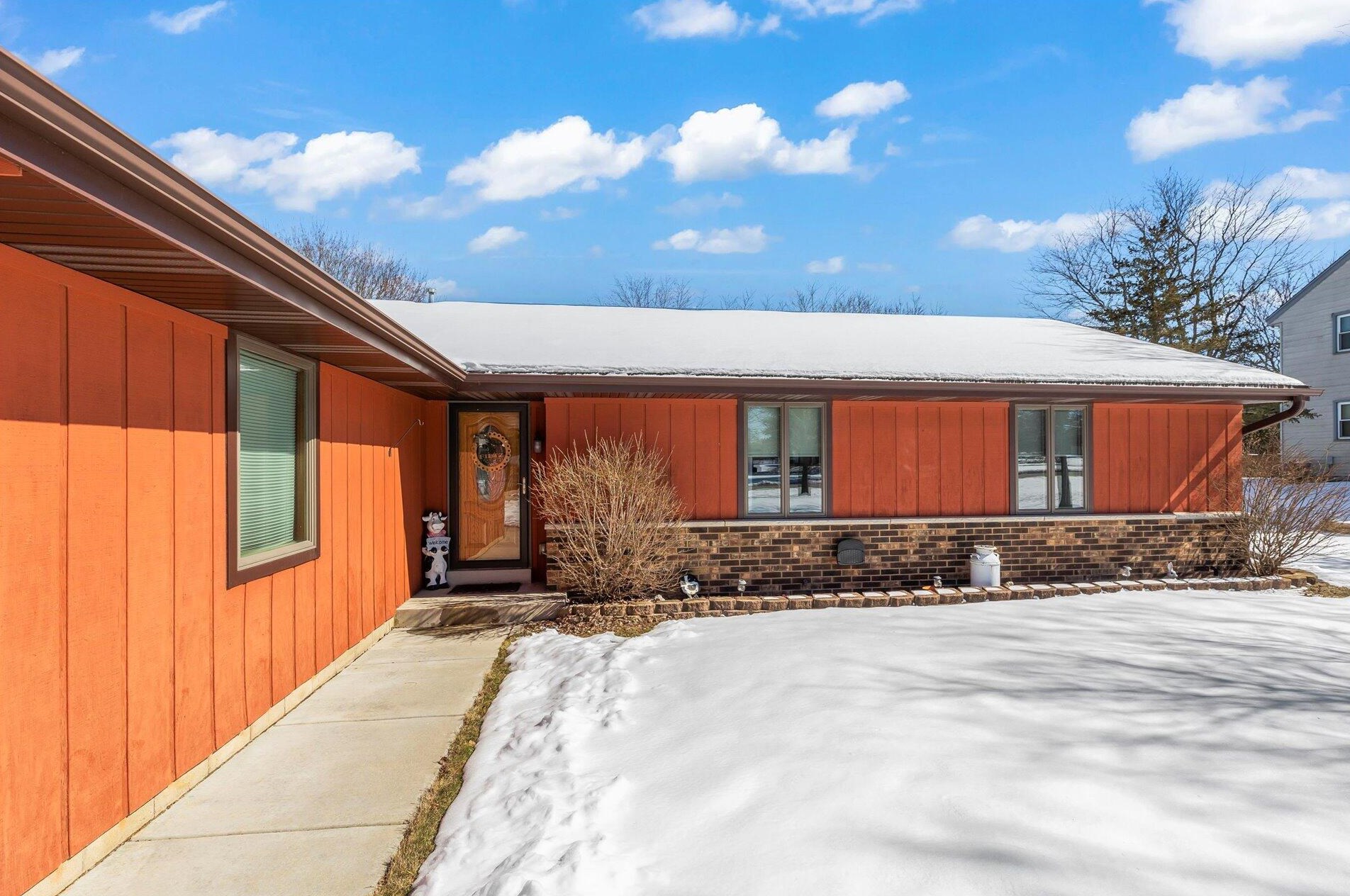 9920 Nicholson Rd, Oak Creek, WI 53154-5810