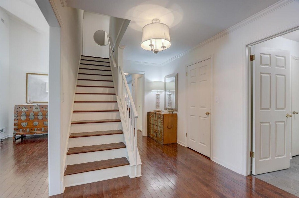 10019 N Holmes Ct, Thiensville, WI 53092