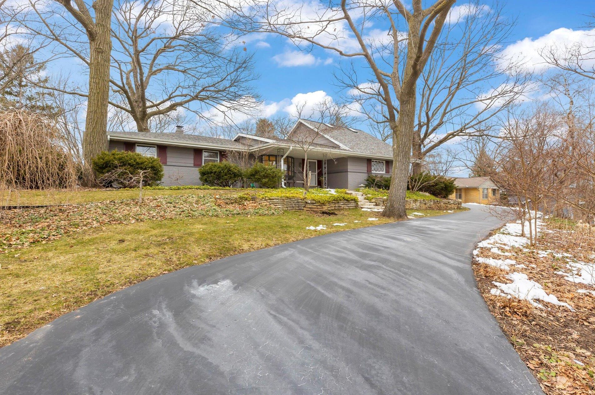 21470 Cologne Rd, Waukesha, WI 53186
