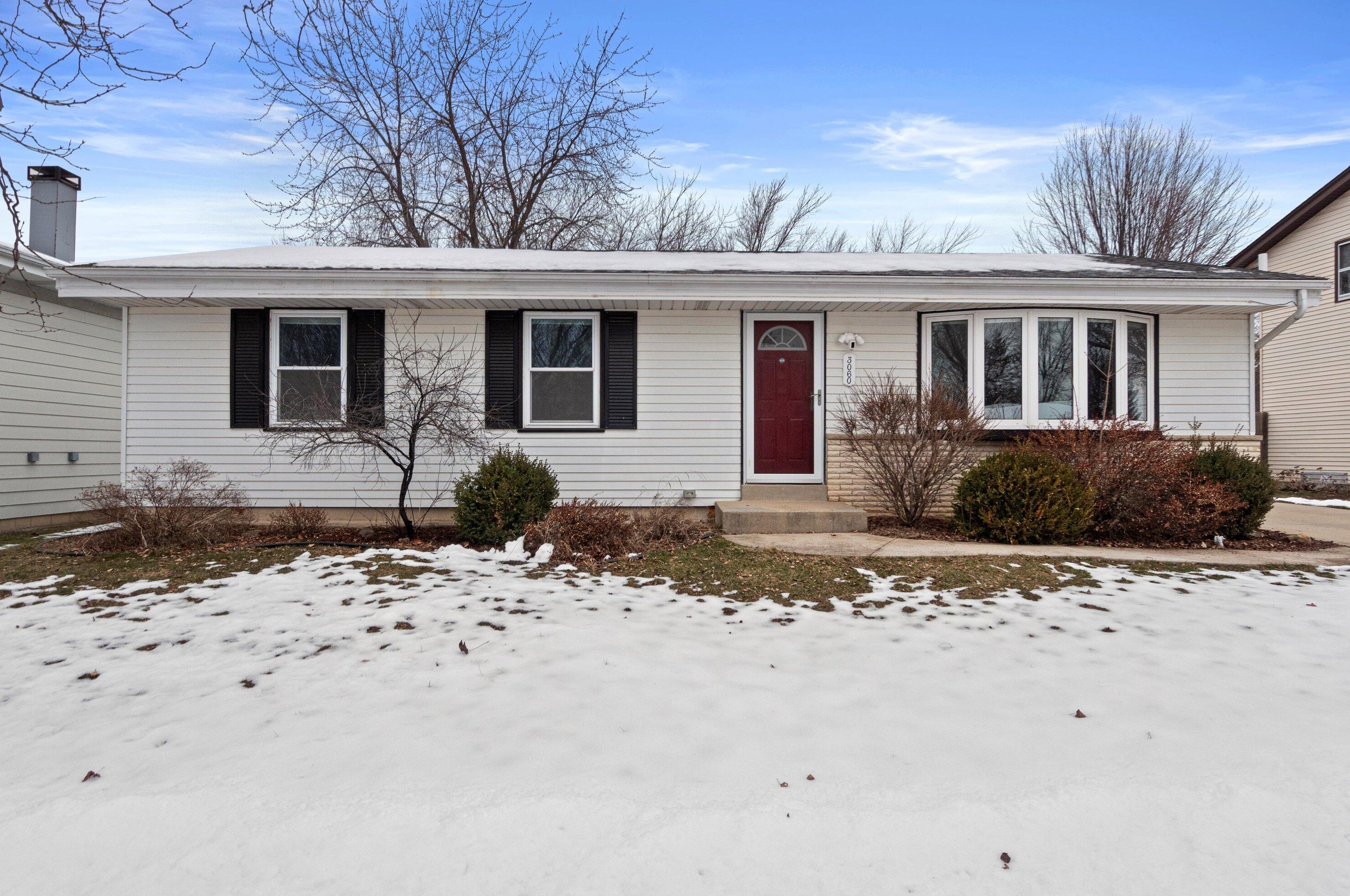3060 E Stonefield Dr, Oak Creek, WI 53154