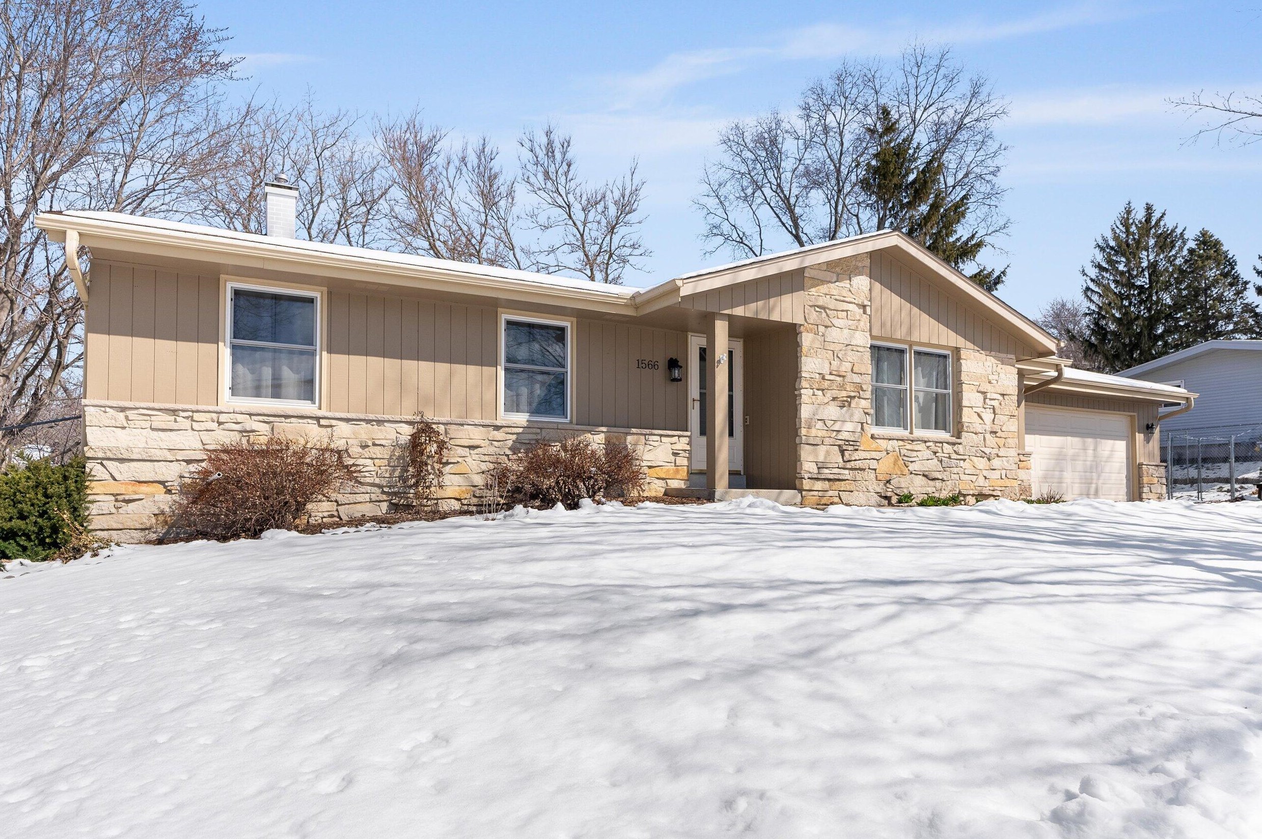 1566 Dover Dr, Waukesha, WI 53186