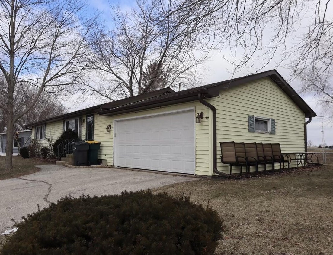 814 Eastown Mnr, Elkhorn, WI 53121-2116