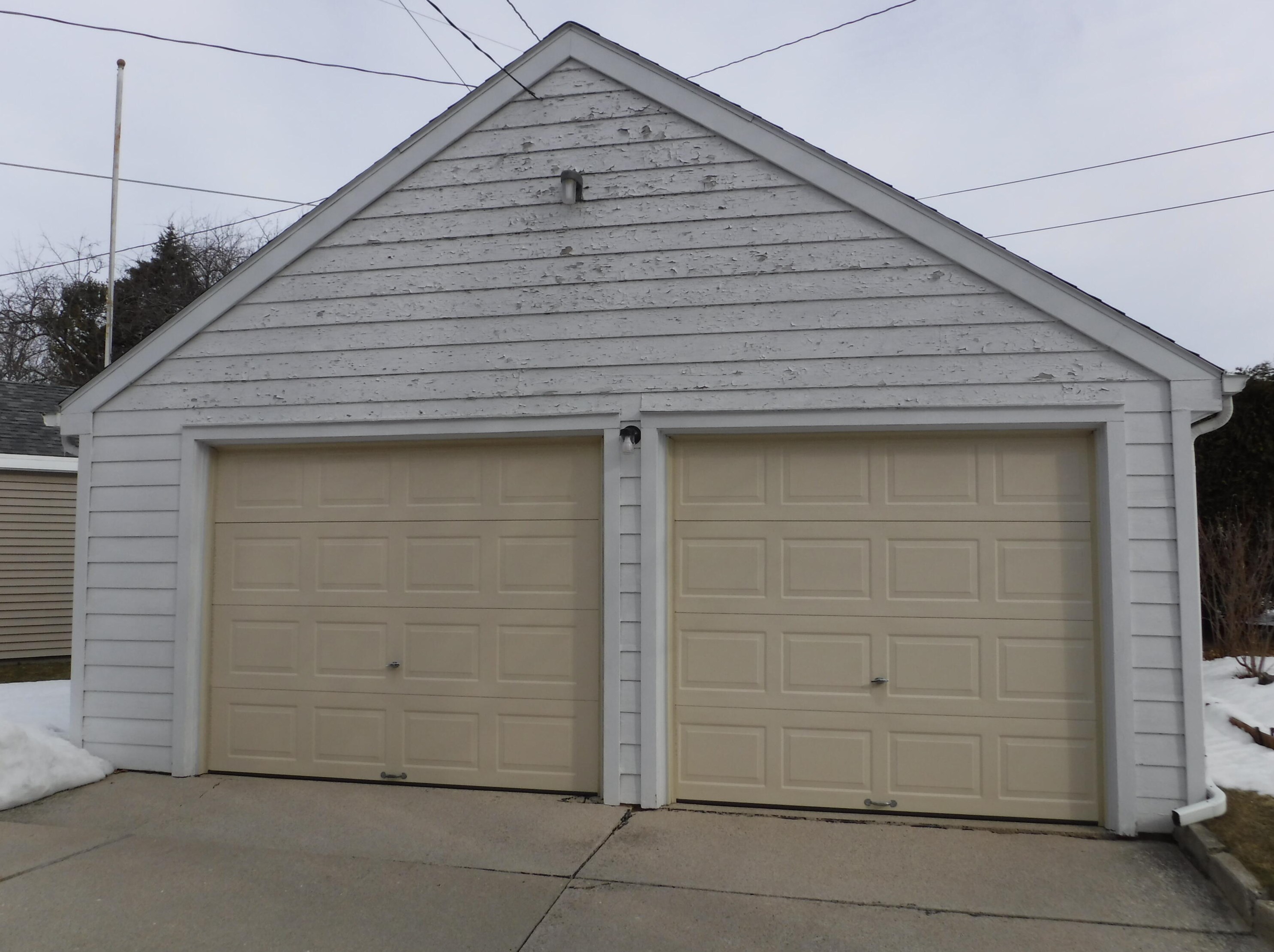 1212 Fairmont Ln, Manitowoc, WI 54220