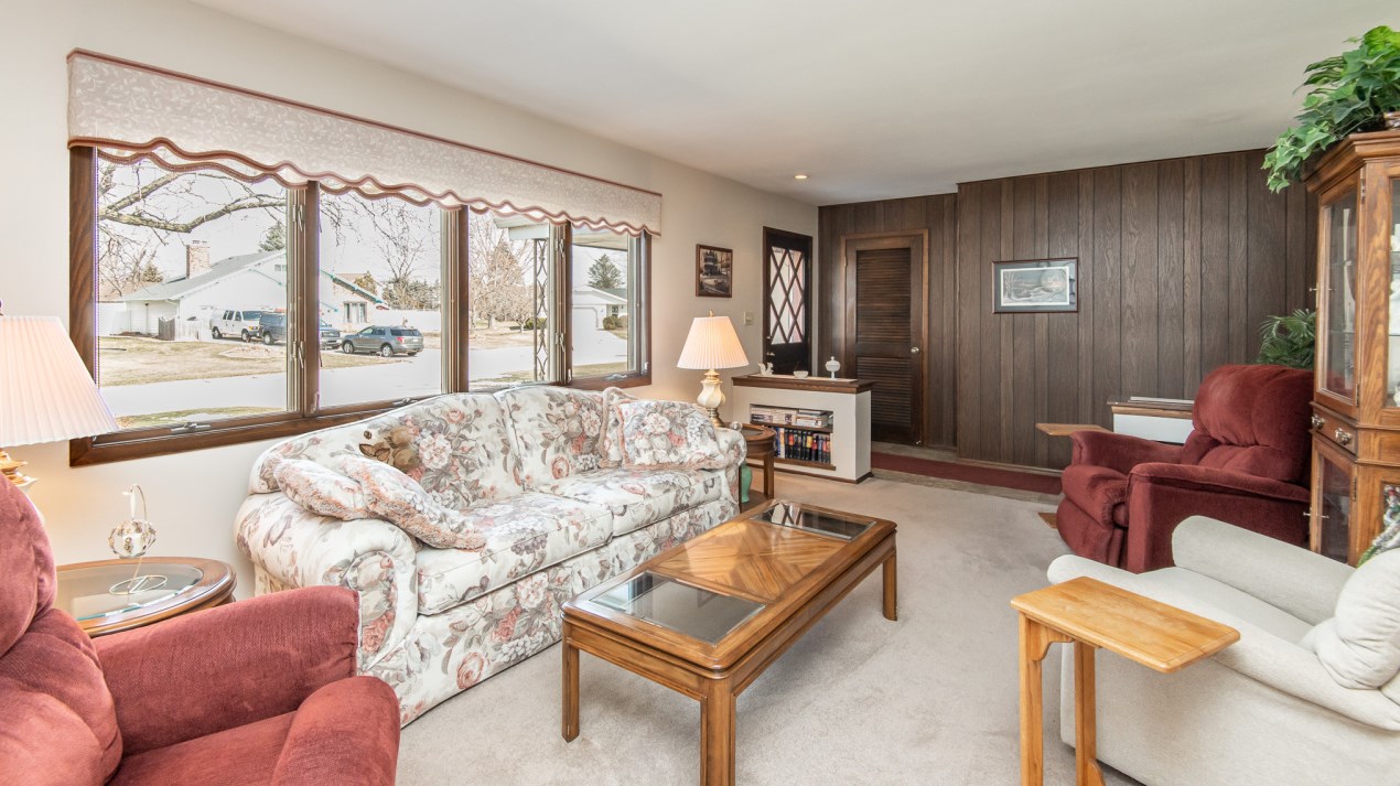 10205 Scepter Cir, Hales Corners, WI 53132-1832