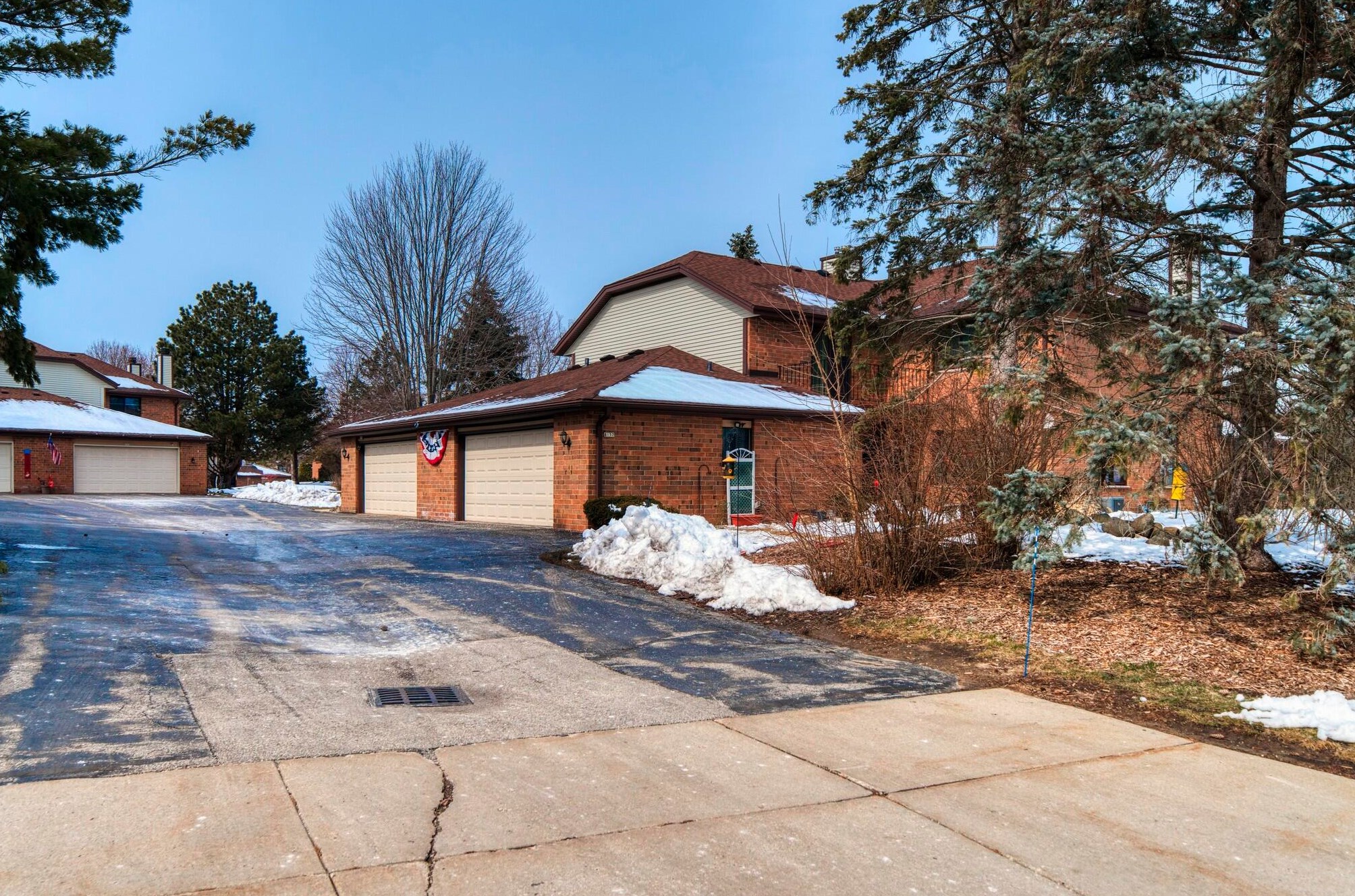8159 Forest Hills Cir, Hales Corners, WI 53132-9605