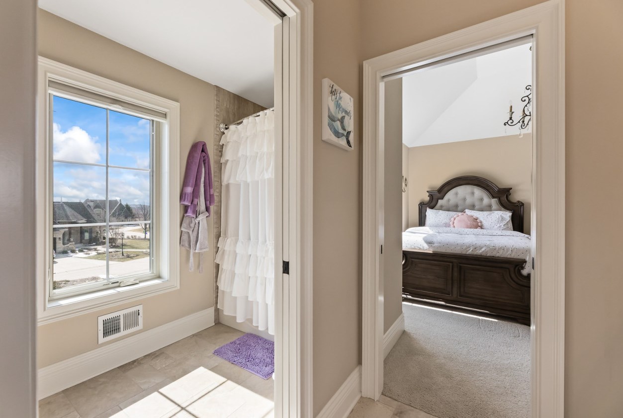 18840 Chapel Hill Dr, Brookfield WI  53045-7446 exterior