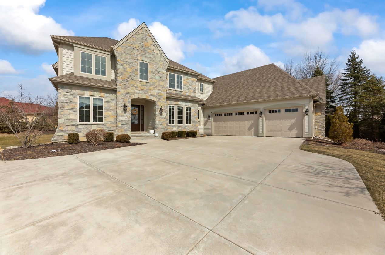 18840 Chapel Hill Dr, Brookfield, WI 53045
