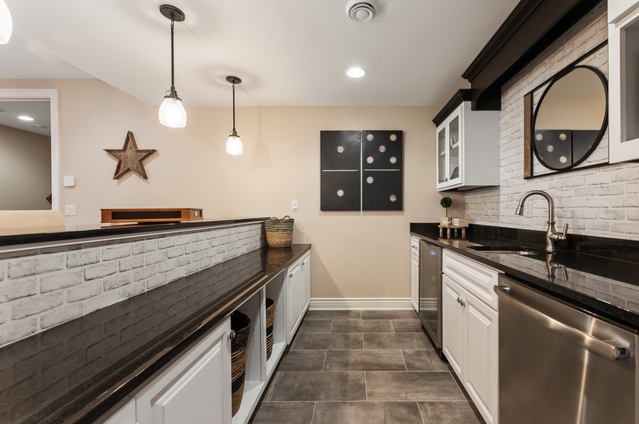 18840 Chapel Hill Dr, Brookfield WI  53045-7446 exterior