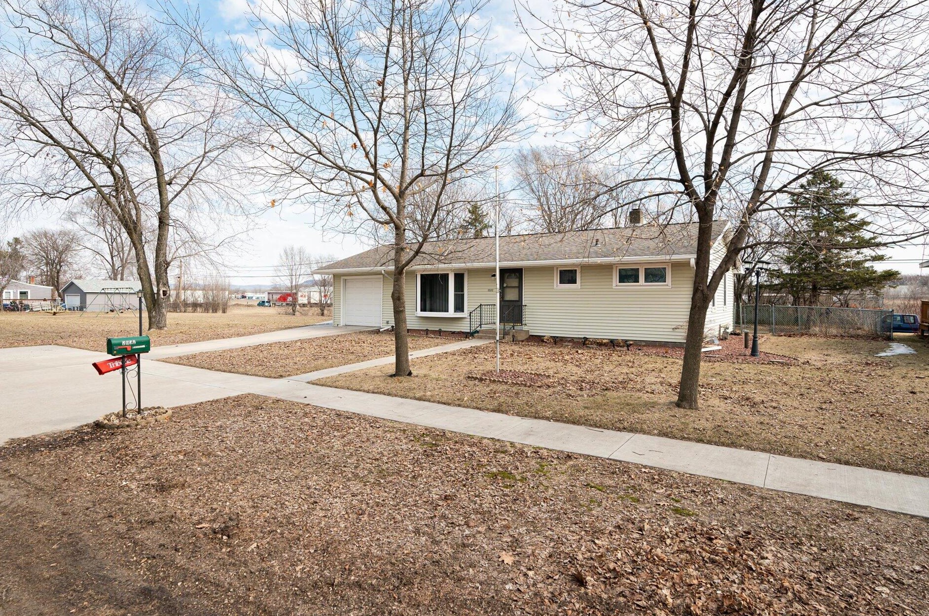 2532 2nd Ave E, La Crosse, WI 54603