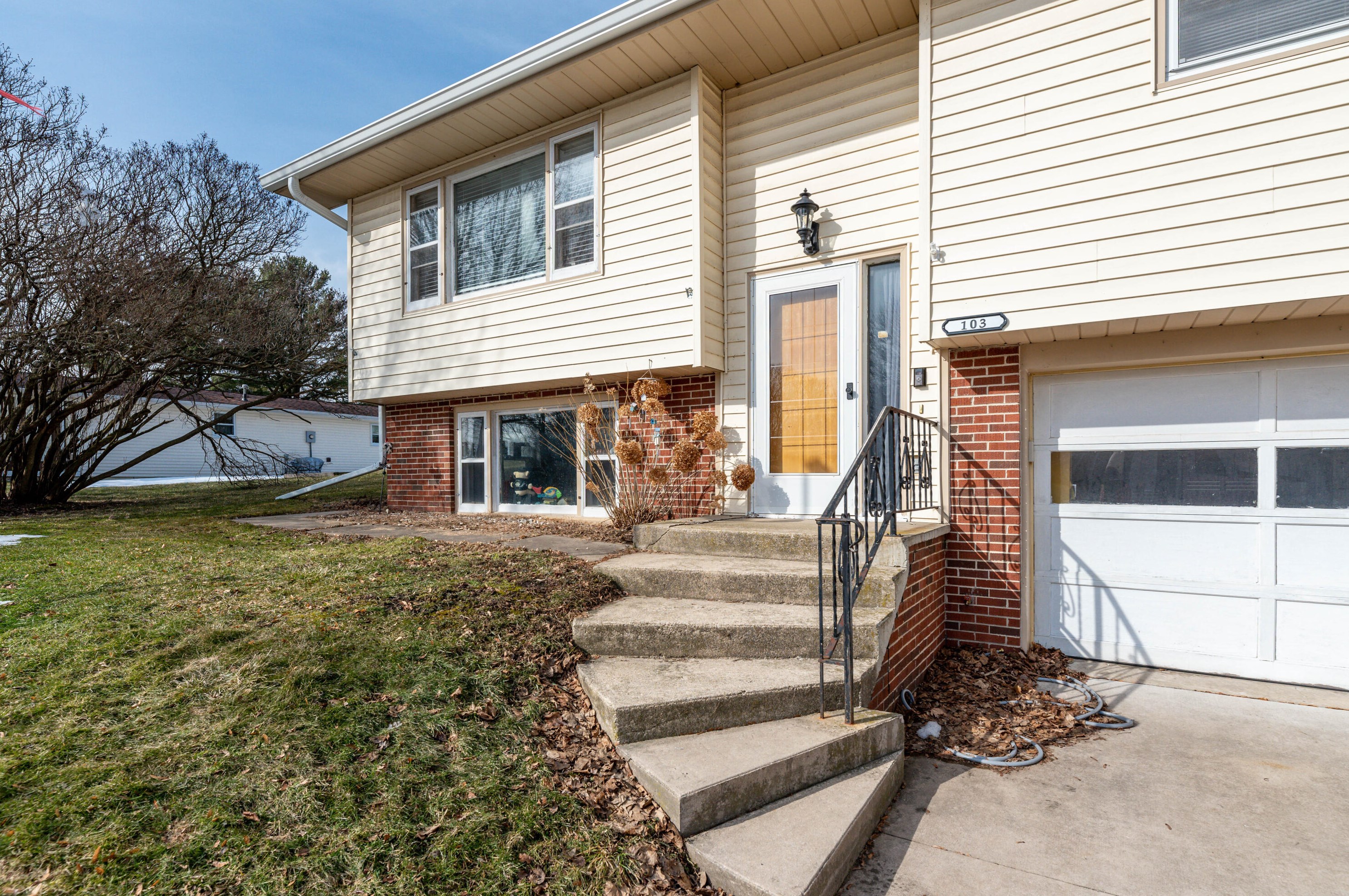 103 Moorland Dr, Manchester, WI 53946