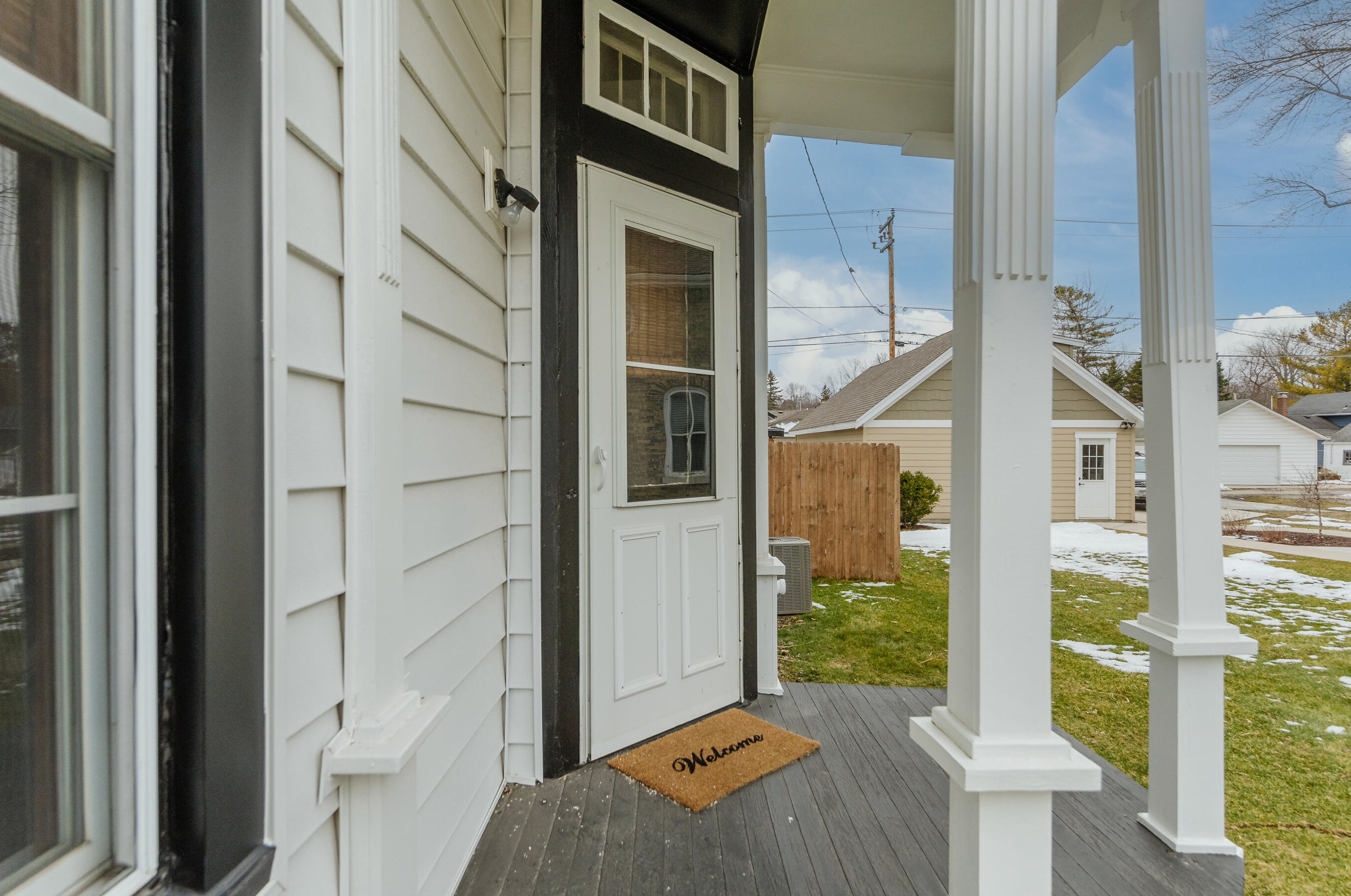 328 Oakton Ave, Pewaukee, WI 53072