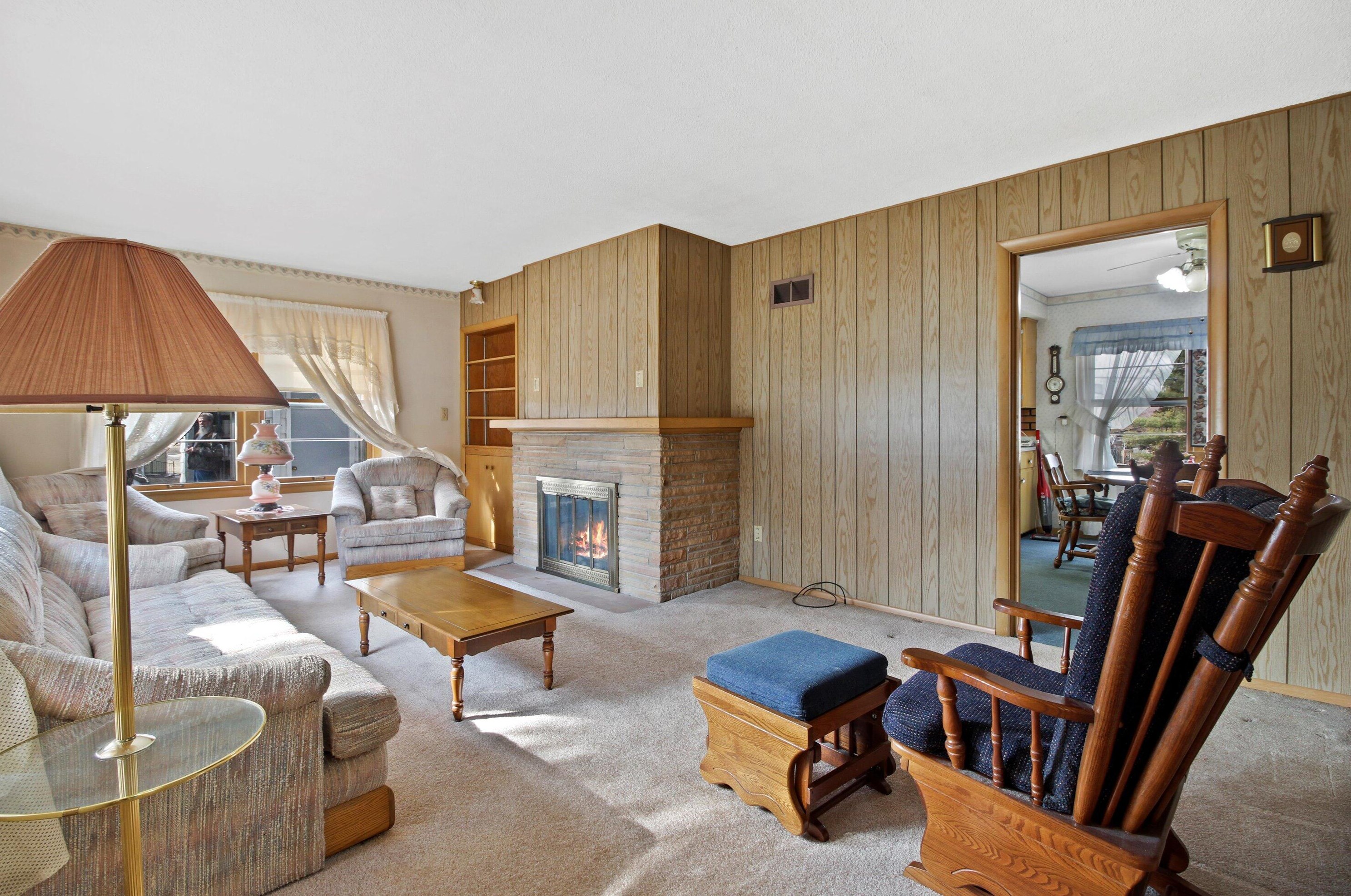 133 Oneida St, Delafield, WI 53018-1829