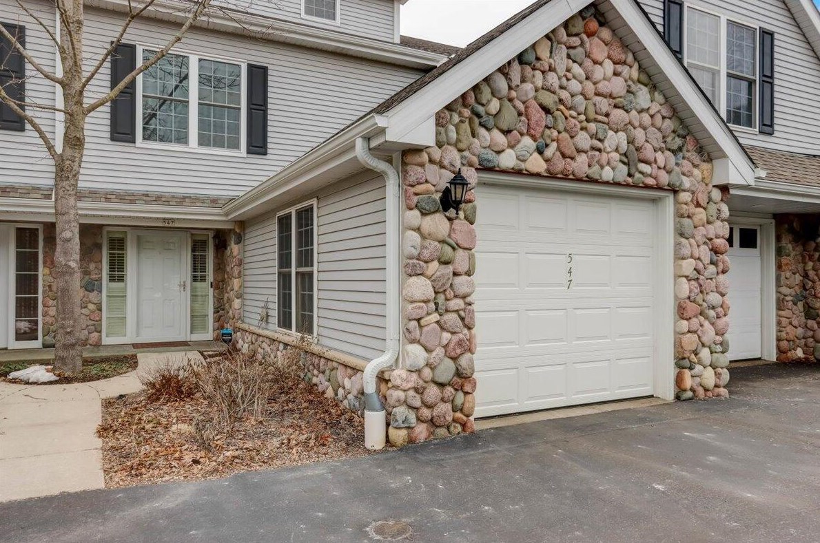 547 Lake Bluff Rd, Thiensville, WI 53092