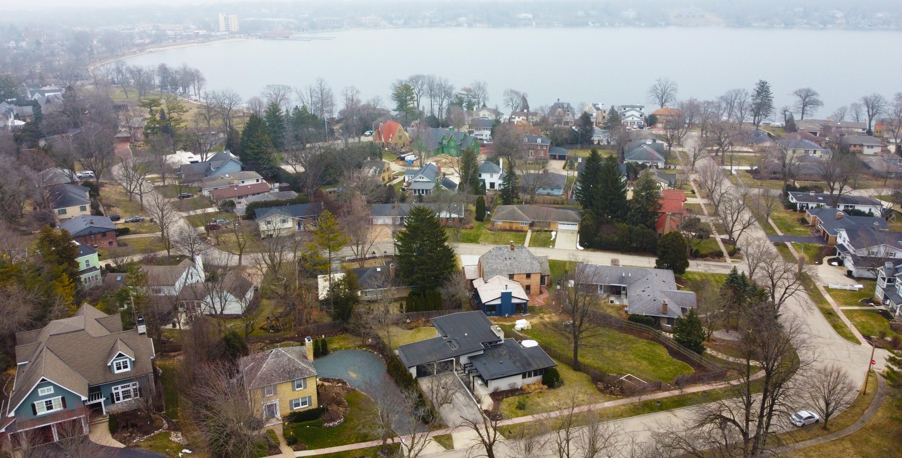 77 Lake View Dr, Lake Geneva, WI 53147