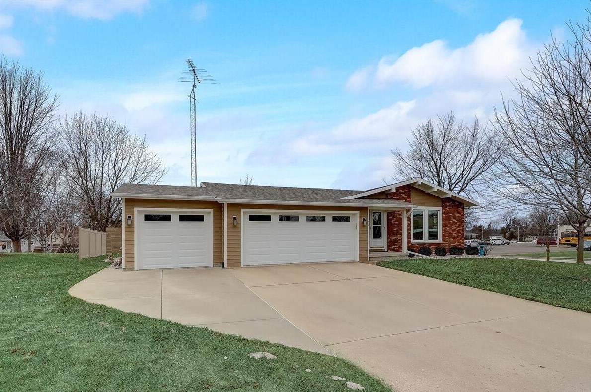 242 Woodland Ct, Lake Mills, WI 53551