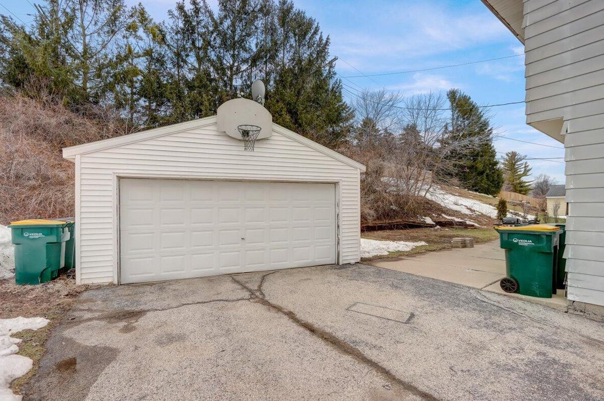 1631 Highland Dr, Grafton WI  53024-2316 exterior